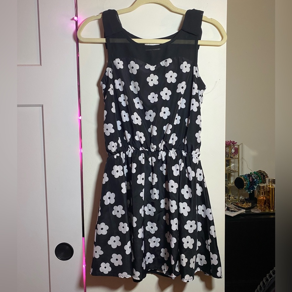 Black & White Daisy Dress with Bows Small EUC